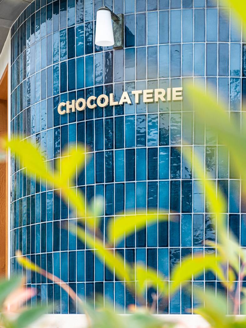 6x18 night blue and indigo enamelled sticks - Baumanière chocolate factory  - Les Baux-de-Provence - Cabinet Bosc Architectes - ©Virginie Ovessian Photographe